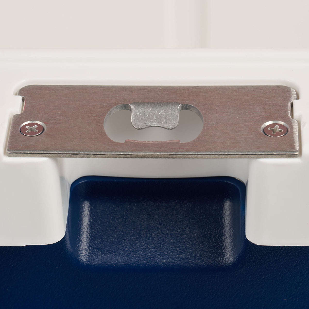 trailmate-75-qt-roller-cooler-v4 00035111-BO.jpg